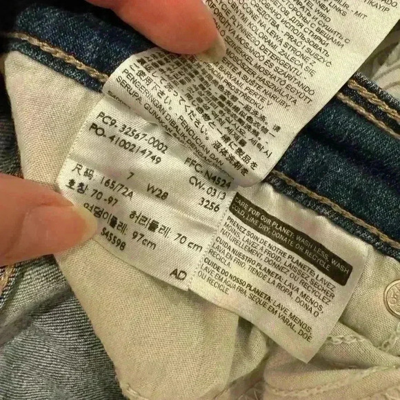 Levi’s Bermuda shorts Sz 28 hits mid thigh - worn once - Picture 3 of 5